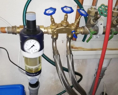 Connection to the water pipe with water filter