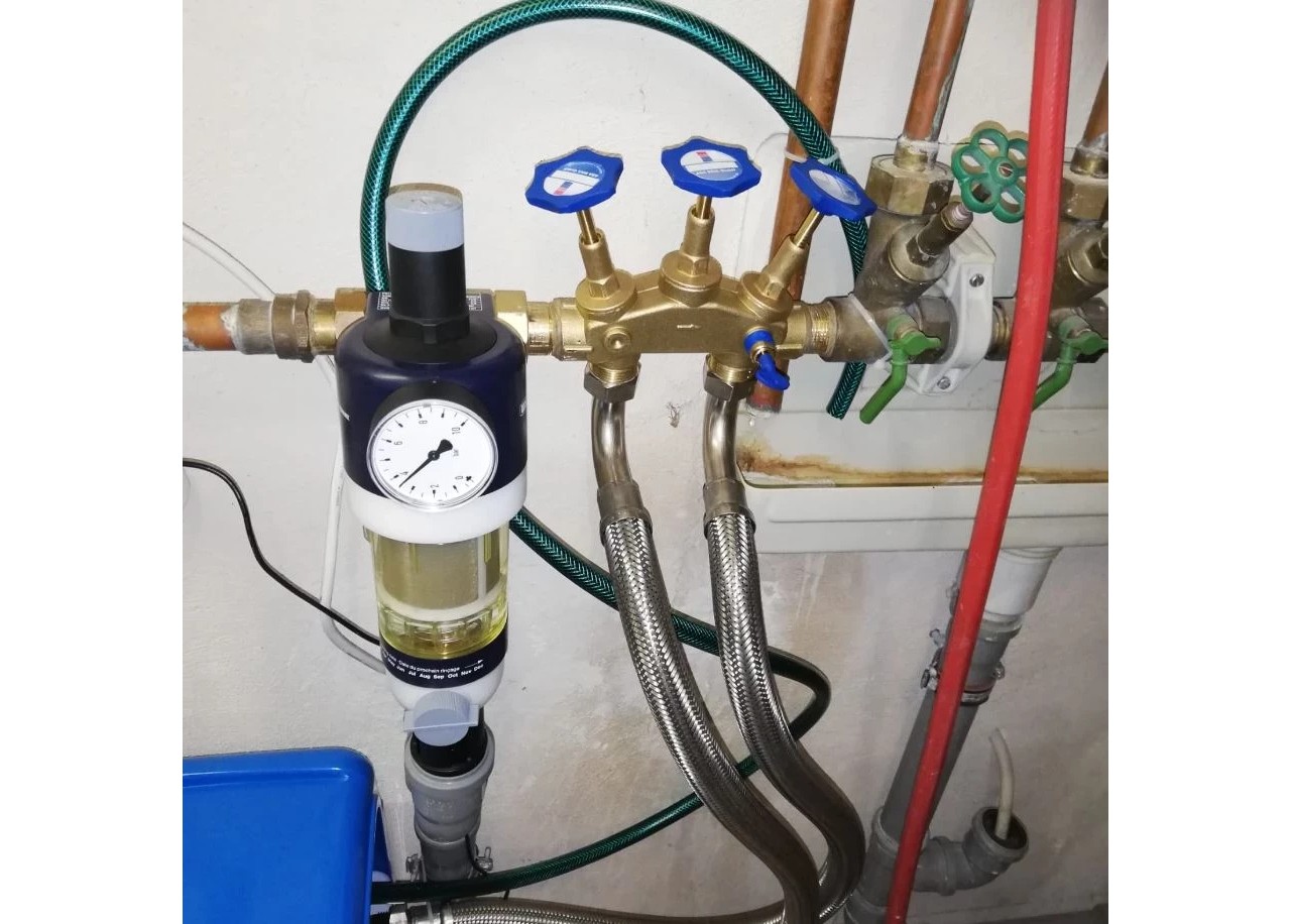 Connection to the water pipe with water filter