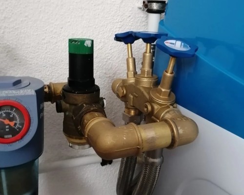 Wasserleitung mit Wasserfilter und Druckminderer